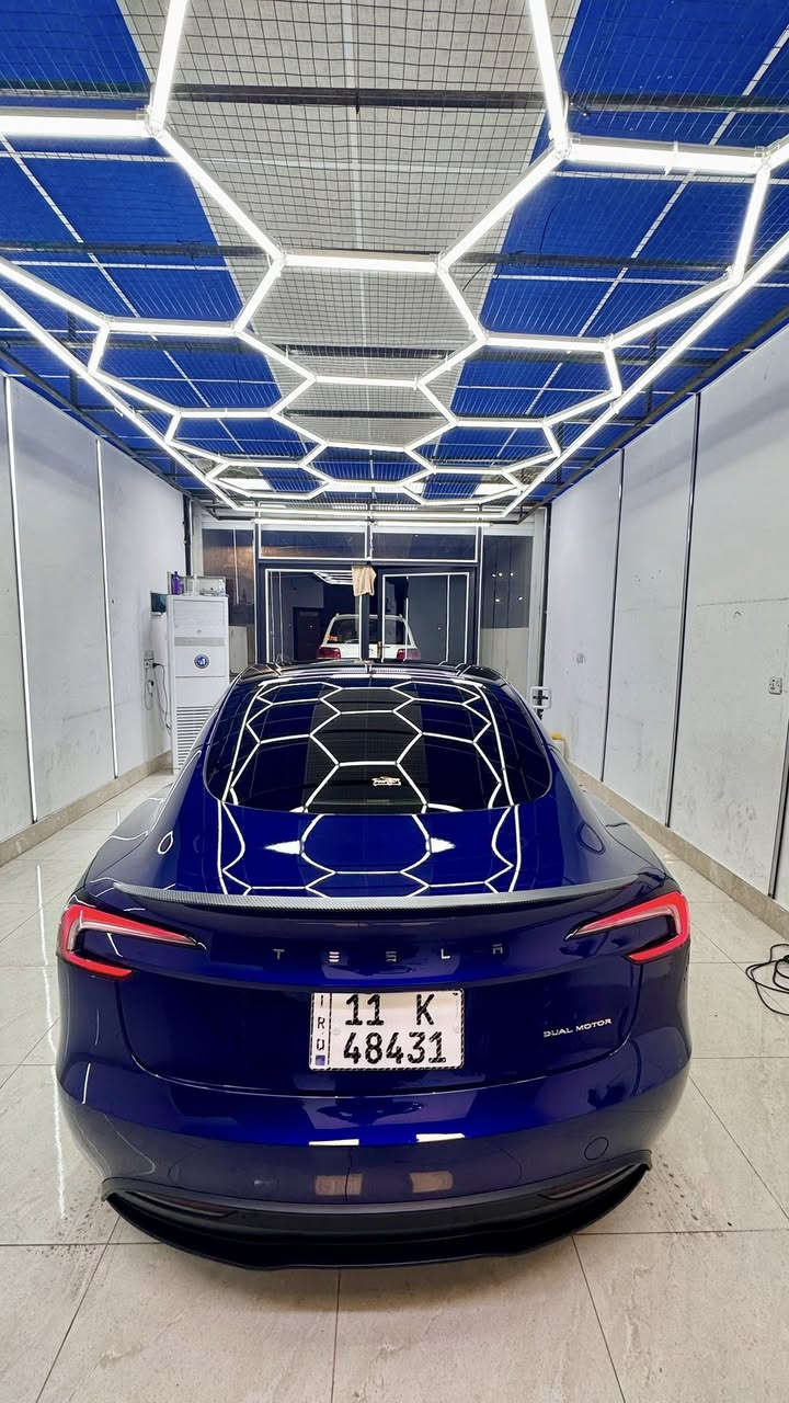 ⚡️ تيسلا موديل 3 (Highland) 2024 - Long Range AWD
الجيل الجديد "هايلاند" - دبل ماطور (دفع كلي) - قمة النظافة والتميز
🐎 الأداء والقوة:
• المحرك: دبل ماطور (Dual Motor) دفع رباعي مستمر AWD.
• القوة: 498 حصان، تسارع مرعب من 0-100 كم/س في 4.4 ثانية فقط.
• المسافة المقطوعة: 19,000 ميل فقط.
• البطارية: نسخة المدى الطويل (Long Range) بآخر تحديث، تدعم الشحن السريع المتطور.
🛠 الإضافات والتميز:
• نظام كاربون فايبر: سستم كاربون فايبر كامل يضيف لمسة رياضية فاخرة.
• العناية: إدامة كاملة، طقم تايرات جديد، مع طبقة نانو سيراميك وبولش لإعطاء لمعة الوكالة وحماية الطلاء.
• الحالة: السيارة بوضع الوكالة (جديدة جداً)، لا تحتاج لأي مصاريف نهائياً.
📲 التكنولوجيا والرفاهية (مواصفات الهايلاند):
• التحكم الذكي: تحكم كامل بالسيارة عن طريق الموبايل (تشغيل، تبريد، قفل، تتبع).
• الشاشات: الشاشة المركزية الكبيرة المتطورة + الشاشة الخلفية الجديدة للتحكم بالمناخ والترفيه لركاب المقاعد الخلفية.
• المقاعد: كراسي جلد كهربائية بالكامل (تحكم بجميع الاتجاهات).
• التدفئة والتبريد: نظام تدفئة وتبريد (Ventilation) لجميع المقاعد (الأمامية والخلفية).
• الإضاءة: نظام الإضاءة المحيطية (Ambient Lighting) الجديد القابل للتخصيص داخل المقصورة.
• النظام الصوتي: نظام صوتي متطور (Premium Sound) يوفر تجربة سينمائية.
🛡 الأمان والأنظمة الذكية:
• الرادارات: نظام رادارات تيسلا المتطور (Tesla Vision) لكشف المحيط بـ 360 درجة.
• الأوتوبايت (Autopilot): نظام القيادة الذاتية المساعد مع الحفاظ على المسار.
• الحماية: كاميرات تسجيل (Dashcam) ونظام الحماية (Sentry Mode) لمراقبة السيارة أثناء التوقف.
📋 حالة البودي والسعر:
• الحادث: حادث بسيط جداً (بدون دواخل)، تم صبغ 3 قطع (جاملغ أمامي، جاملغ خلفي، بنيد) البنيد لأغراض توحيد اللون والنظافة (كلير) وبدقة عالية جداً.
• السعر: 21,500$ (شدتين و15 ورقة) 💸.
0️⃣7️⃣7️⃣7️⃣5️⃣5️⃣5️⃣4️⃣4️⃣7️⃣6️⃣
***********📱
