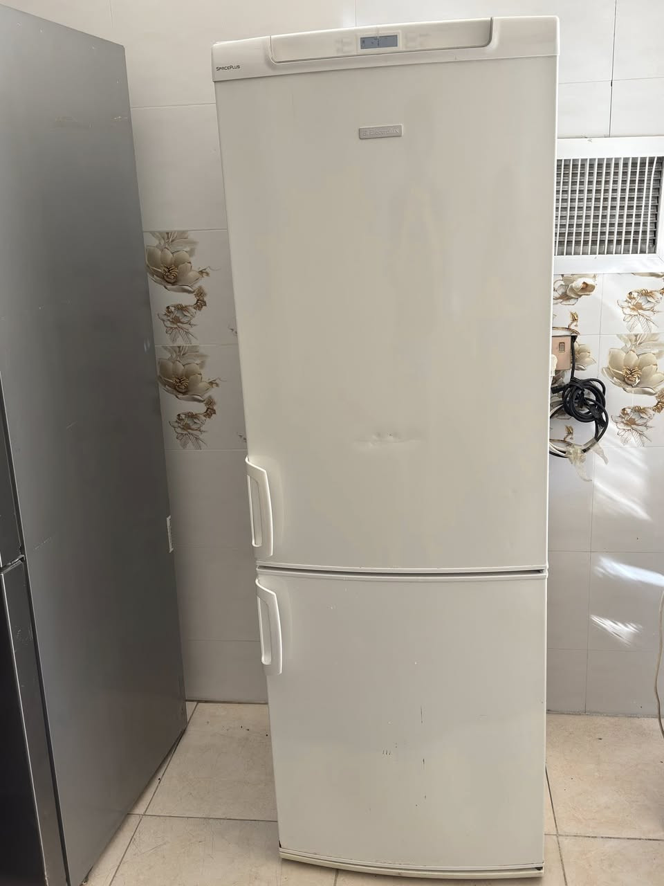 📢 للبيع أجهزة كهربائية مستعملة في أربيل  

يتوفر للبيع أجهزة كهربائية مستعملة بحالة ممتازة ونظيفة جدًا، جميعها شغالة بدون أي مشاكل وجاهزة للاستخدام مباشرة:   

✔ استعمال بسيط  
✔ فحص وتجربة قبل الشراء  
سعر الثلاجة 200 الف ماركة Electrolux
سعر المجمدة 150 الف ماركة Arçelik
سعر الطباخ 150 الف ماركة أوروبية 
السعر قابل للتفاوض
📍 الموقع: أربيل باداوة  
📩 للتواصل يرجى المراسلة على الخاص أو واتساب
***********
