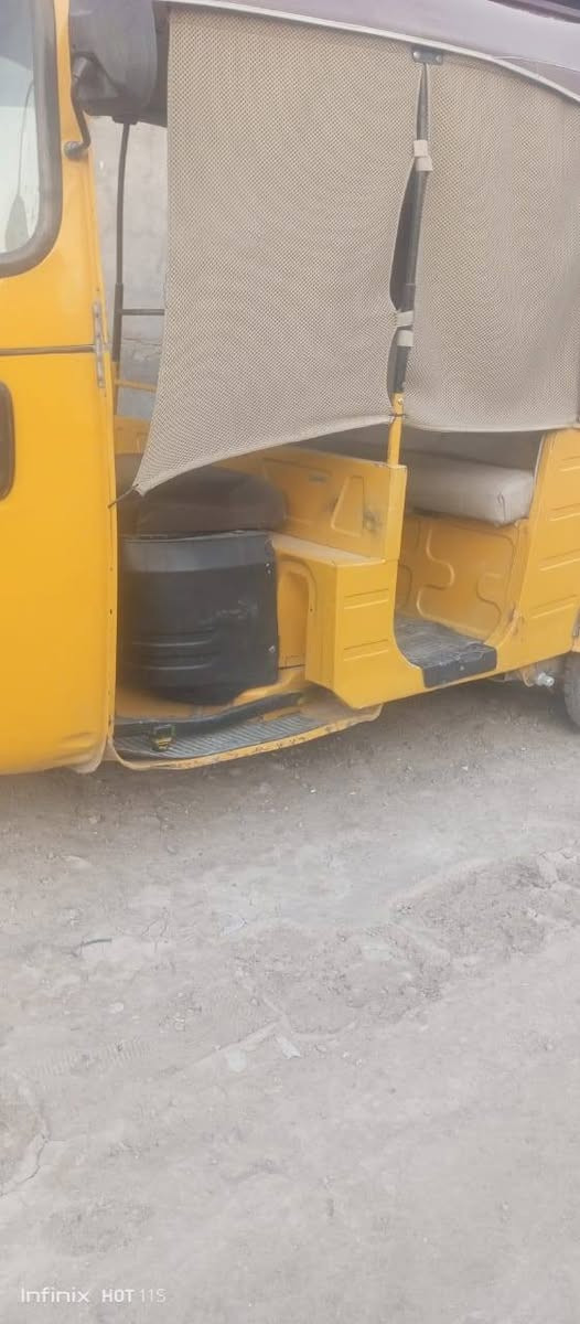 للبيع توكتك بجاج اوراقه اصوليه الف بل100موديل19محسوبه عل20مانقصه كولشي جدن نضيفه نافضه نفض من اطول لطول سعره 5 مليون اوبيه مجال شي بصيط عنواني الحله الحمزه الغربي اشراي يتصل***********
