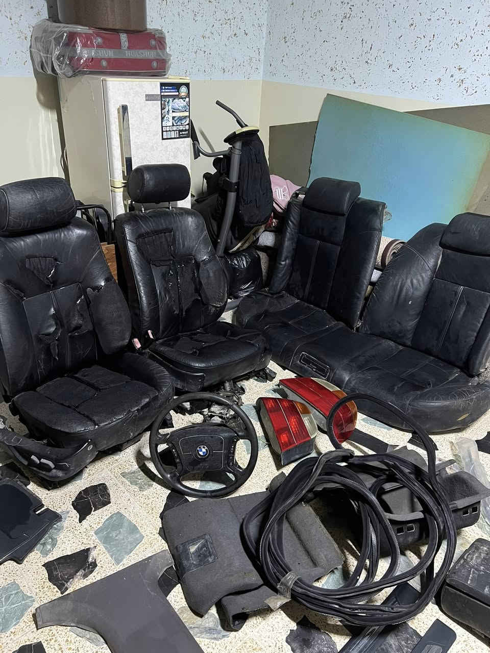 ناو غرفە و سوکان و بەگ لایت کاسحە بو فروشتن کوشن کهربائئ 16 حراکات
سعر 150 هزار 
***********
