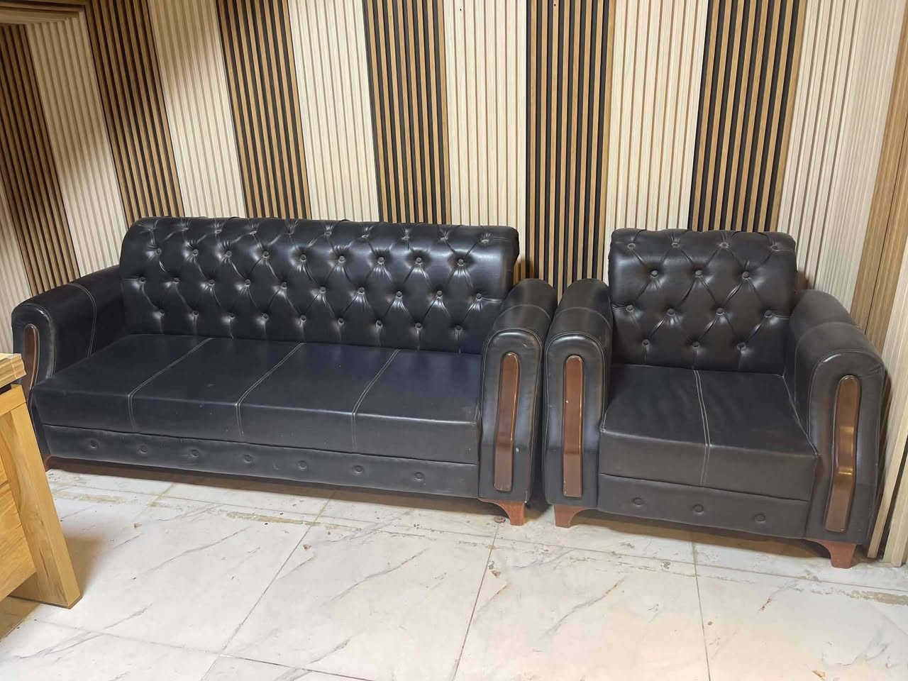 تخم ٧مقاعد جلد اصلي ثقيل
السعر ٣٥٠ الف 
*********** واتساب
