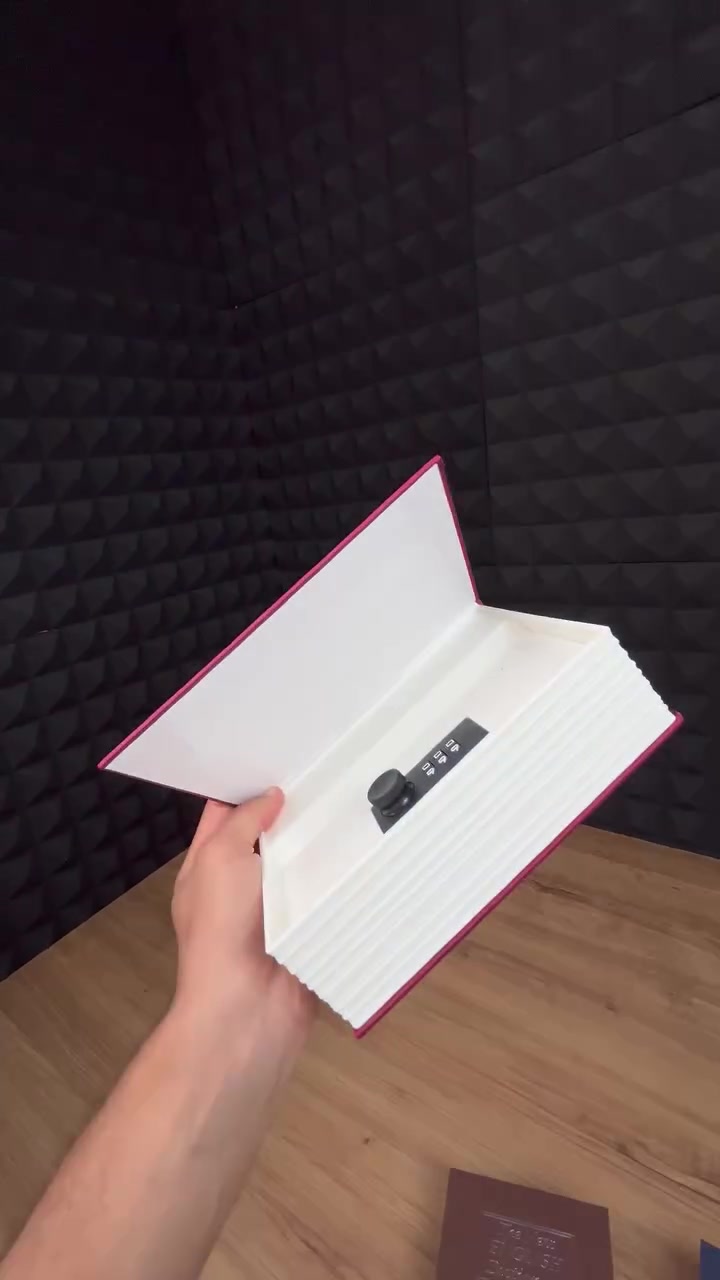 قاصة التمويه السرية على شكل كتاب - خزنة فولاذية مدمجة بشكل كتاب قاموس

الاستخدامات:

تخزين وحفظ الممتلكات الثمينة مثل الأموال، الذهب، الساعات، الجوازات، والوثائق الهامة بشكل سري للغاية.

التمويه الذكي من خلال وضعها على رف الكتب أو المكتب بين الكتب العادية لتجنب لفت الانتباه تماماً.

تعمل كحصالة سرية وممتازة لتعليم الأطفال والشباب على الادخار وحماية خصوصيتهم.

المميزات:

تمويه عالي الدقة: غلاف خارجي يحاكي شكل غلاف وتصميم قاموس اللغة الإنجليزية الحقيقي (The New English Dictionary).

قفل رقمي سري: مزودة بقفل ميكانيكي مدمج من 3 أرقام، يوفر أماناً ممتازاً ويغنيك عن خطر ضياع المفاتيح.

هيكل داخلي فولاذي: صندوق الحفظ الداخلي مصنوع من المعدن الصلب والمتين لمقاومة الصدمات ومحاولات الفتح عنوة.

فتحة حصالة علوية: فتحة طولية ذكية مدمجة تسمح بإدخال العملات الورقية والنقدية مباشرة دون الحاجة لفتح القاصة.

تنوع الألوان: متوفرة بأربعة ألوان راقية وجذابة (الأسود، الأحمر الملكي، البني، الأزرق).

الملاحظات:

رمز السر الافتراضي: الرمز المصنعي الأولي لفتح القاصة لأول مرة هو (000).

خطوات تغيير رمز السر: 1. افتح القاصة بالرمز الحالي ثم حرك العتلة الداخلية من النقطة A إلى النقطة B. 2.

قم بتدوير الأرقام الخارجية لاختيار رمزك السري الجديد المكون من 3 أرقام. 3.

أعد العتلة الداخلية من B إلى A ليتم حفظ الرمز الجديد بنجاح.

تنبيه أمني شديد: يرجى كتابة وحفظ الرمز السري الجديد في مكان آمن؛ في حال نسيانه، لن تتمكن من فتح الخزنة أو إعادة تعيين الرمز مرة أخرى على الإطلاق.

القياسات:

أبعاد المنتج: 13 × 6 × 18 سم.

سعر القطعه فقط 20 الف


**إذا كنت صاحب هذا الإعلان وتريد حذفه لأي سبب، رجاءا أرسل رسالة إلى الدعم الفني**