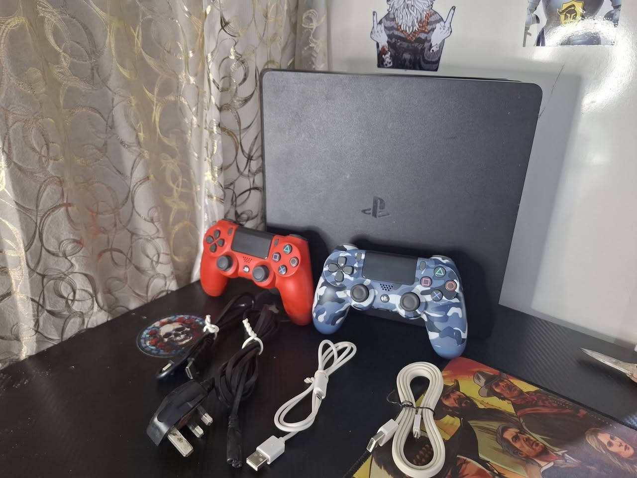 Ps4 سلم
مهكر نضام 13.02
مع العاب pes2021 
God of war 
Call of dute
Mud runeer محاكي السياقة
WWE 2k 25 مصارعة
مع كامل ملحقات 2 جويستك 
***********
