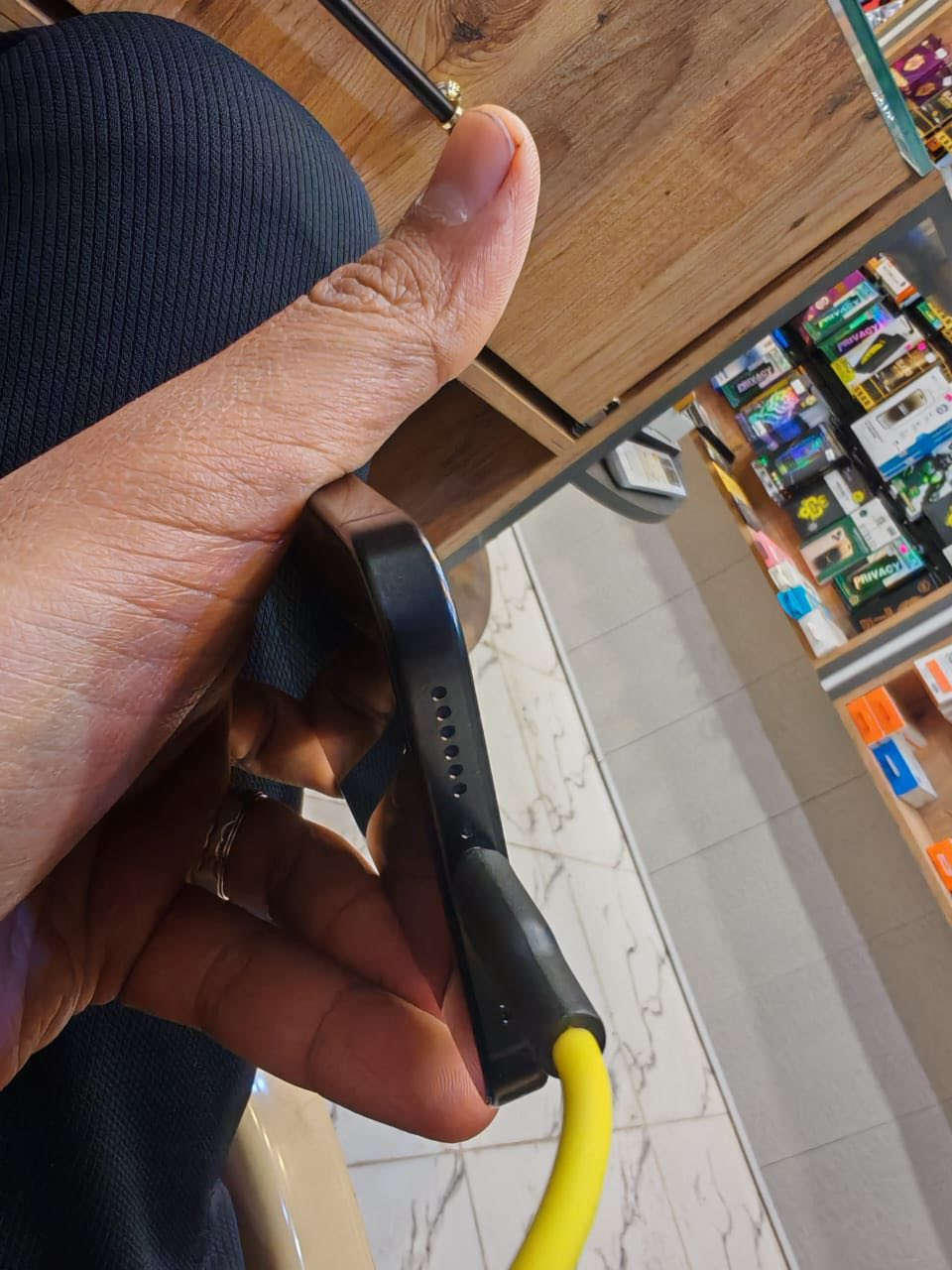 السلام عليكم للبيع ايفون 16 برو ماكس اللون اسود
الضرر: مثل ما موضح بالصورة 

ذاكرة:512

بطارية:98

كارتون ضمان ماستر 

مع ملحقاته 

السعر: 1100 قفلل

فقطط الشراي يتواصل وياي:*********** واتساب
