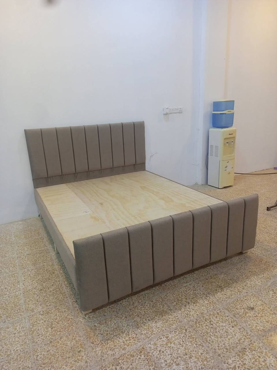 سرير نفرين فصال تركي 
العنوان قرية الفاضليه 
خشب بلوك 15 ملم 
قماش مبطن 
اللون حسب طلب الزبون 
قياس 160*200
السعر 210 الف
***********
