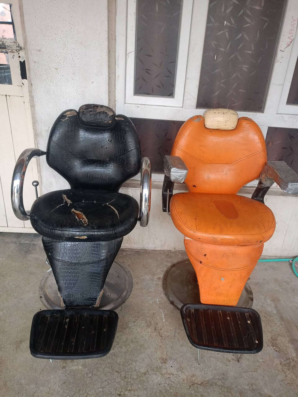 سلام عليكم كراسي حلاقين مابيهن اي عيب سعر الواحد ع 50وبي مجال ممتوجد ع فيس اتصل ع رقم ***********
