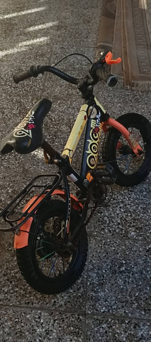 للبيع
بايسكل حجم صغير مال اطفال زغار نضيف مثل مواضح بالصورة 
احتياجاتة بس صچم مكينة الي موجودة بالصور و زنجيل بس ذني 
التايرات بس نفخ مابيهن شي الچوب ممتأكد بس شغلتة بصيطة الويالة مابيهن شي ابد
تاخذة منا تسوي ذني ميكلفن 7 الالف وتنطي لوليدك وتفرحة 
سعرة 20 الف وبي مجال 
للتواصل واتساب 
*********** 
أو مراسلة الحساب
