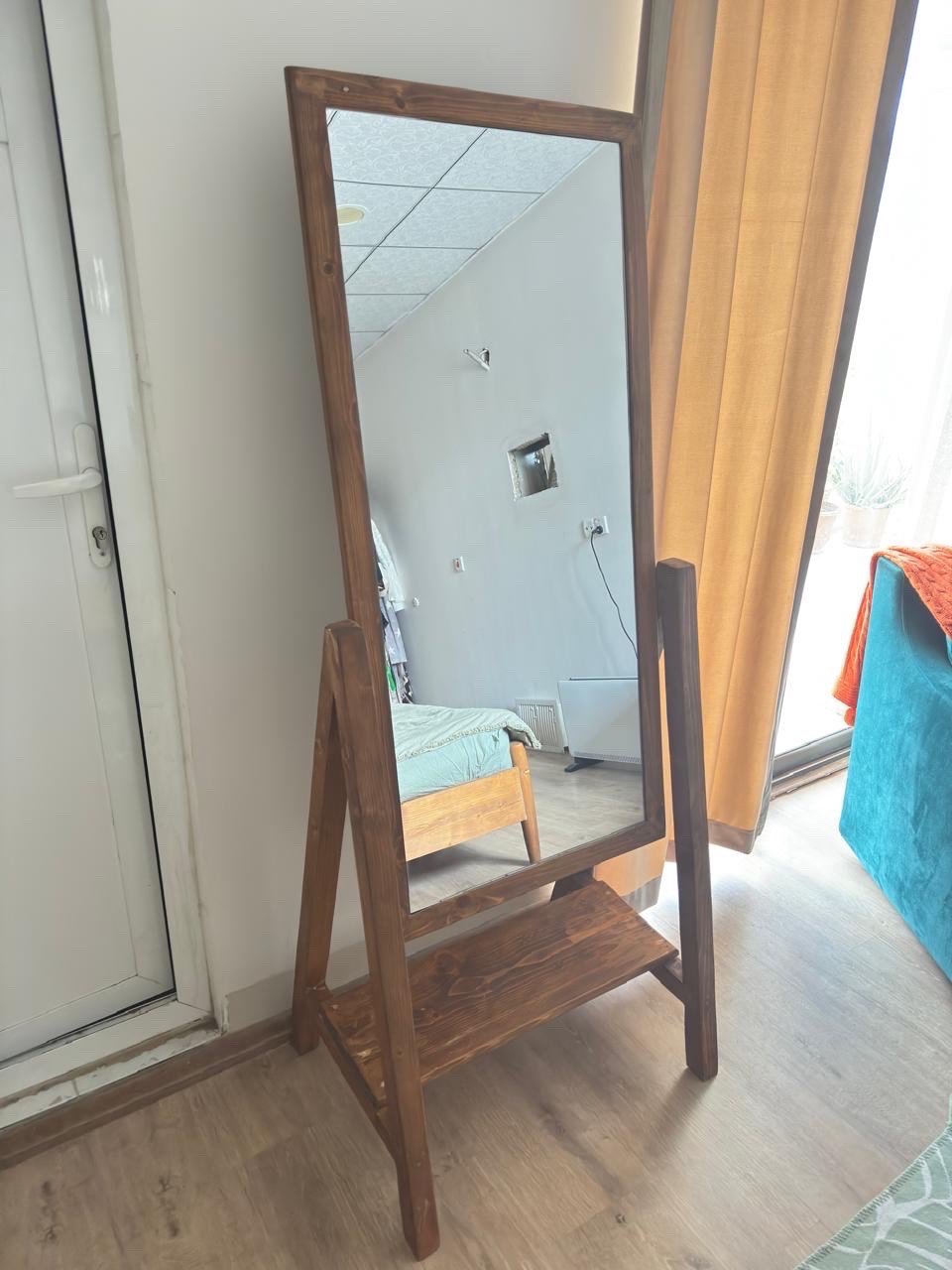 مرآة خشب واقفة بشكل أنيق، مثالية لأي غرفة في البيت. تصميم بسيط وجذاب مع رف صغير أسفلها للتخزين الإضافي. رائعة لتعطي لمسة جمالية واستفادة عملية في نفس الوقت.
العنوان: اربيل