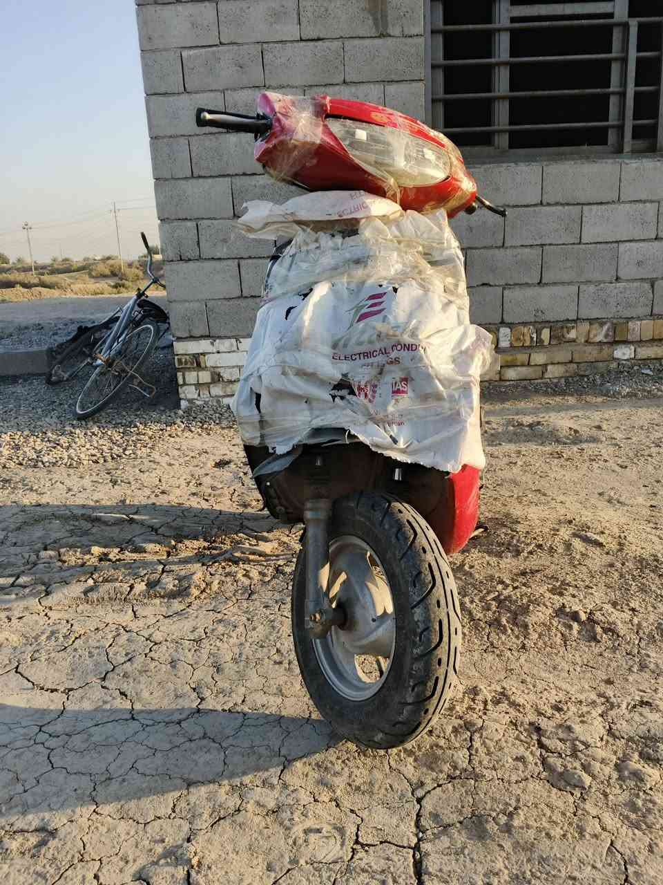 سلا عليكم دراجه شغاله سلف نضيفه   دراجه ضايعه وراقه  سعر 180 وبيه مجال   اتصال على رقم ***********
