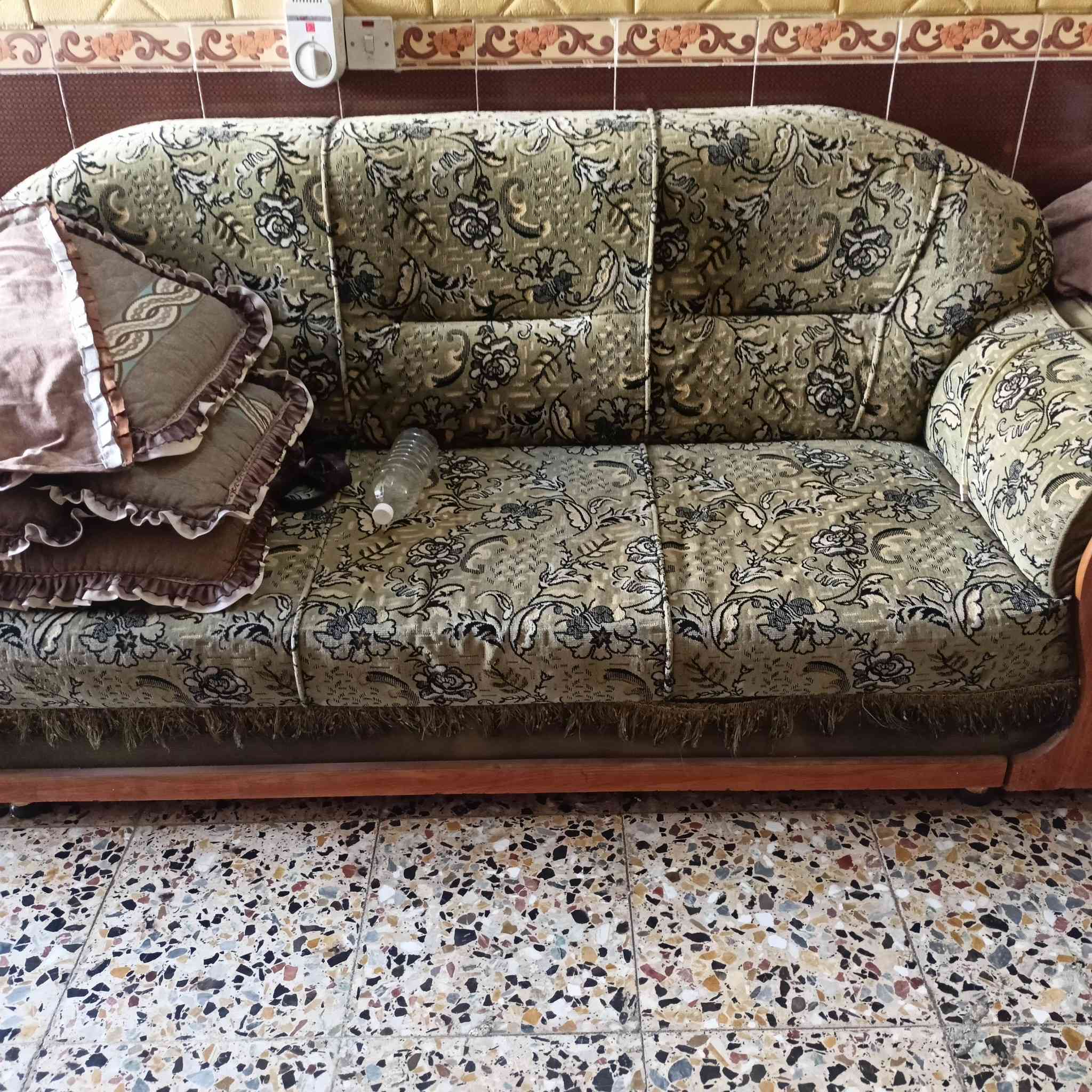 تخم للبيع مكاني بغداد الدسيم سعره200 وبي مجال
للاستفسار***********
