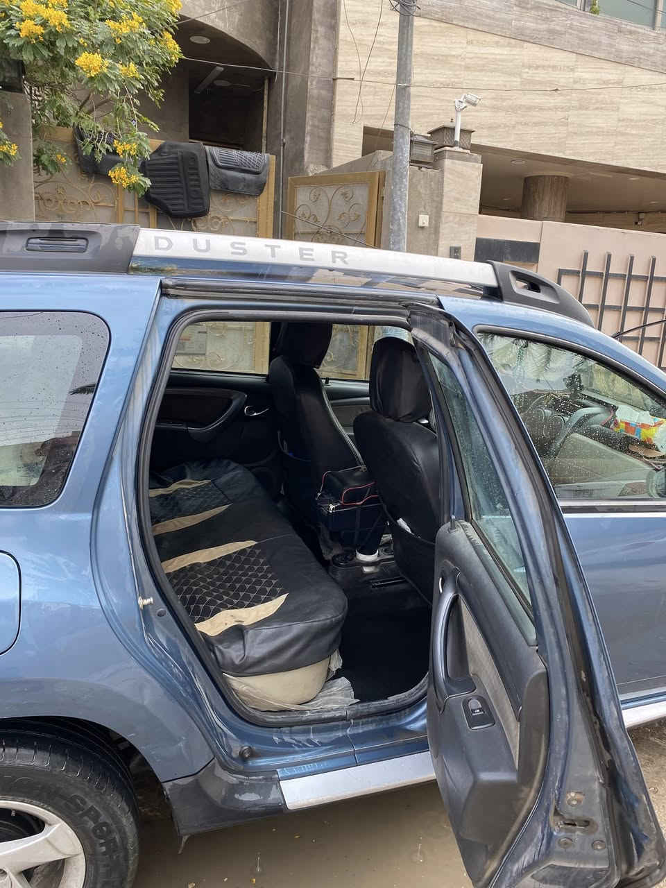 السلام عليكم
من رخصة الادمنية المحترمين. 

رينو داستر موديل ١٨ se اعلى فئة بالداستر الجام أربعة كهرباء المرأة الجانبية كهرباء السيارة مكفولة من الضربة والتصليح ومكفول الكير والمحرك على العلم محركها ٢٠٠٠ وباسمي والسيارة حرة تحكم ستيرن جهتين ومانع انزلاق وabs وبعد اهواي مواصفات معروفة بالداستر السيارة ماشية ١٦٩ الف قابل للزيادة
السعر $95 وبي مجال 

مكان السيارة بغداد المنصور ساحة اللقاء 

للتواصل ***********
