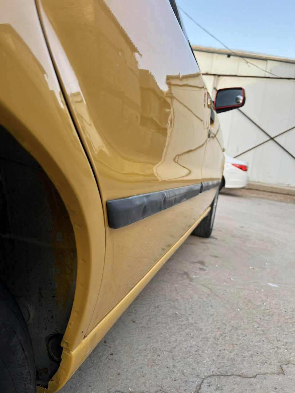 سلام عليكم سمند موديل 2012 سياره جديده وبلاديه كله وضع شركه بيه بارد بسط باب سايق مكينه وكير مكفولات تبريد ثلج رقم بابل ومكاني ب الحله.  سعر 48    ***********
