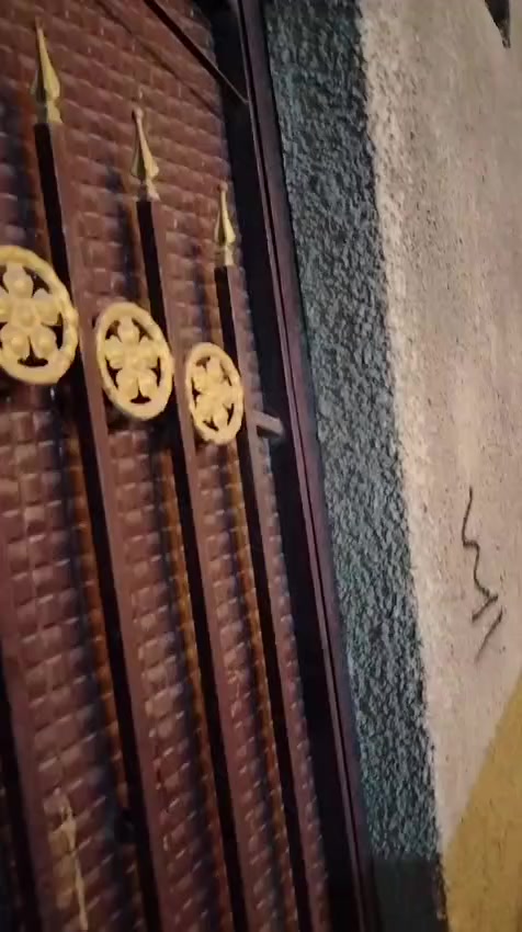 السلام عليكم دار للبيع مساحه 100متر طابق ونص جديد سند 25 كافت الخدمات كاع ابو رشاد بالبدايه ثاني شارع شارع 15 بغداد الكمالية 
كاع ابو رشاد ***********
اتصل او واتساب فقط على هذا رقم ***********
