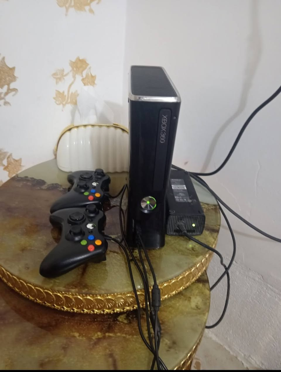 السـلام عليكم
بـلي اكس بوكس 360 
البلي يجي ويا يدات ثنين واير + هارد بي 13 لعبة قويات + بي جيتي اي 5 مختمة بل كامل + سان اندرياس البلي بس كسر صغير بل شباك مال مروحة + مابي باب مال هارد هذني مياثرن ع العب بس خارج البلي 
المكان كربلاء قرب بانزينخانه القادسية + لا يوجد توصيل + السعر, 100 وبي مجال للطيبين!للتصال ***********
