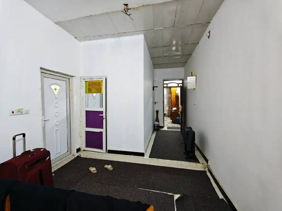 🏠 دار للبيع - المربع الأول (عبچية) 🏠
السعر الكلي مع المبادرة : 105 مليون دينار عراقي.
مطلوب مبادرة : 51 مليون دينار.
تنطي مقدمه 54 والباقي تبدل كفيل وتسدد
القسط الشهري: 320 ألف دينار فقط.
✅ نظام الدفع (بوجود كفيل): 
فرصة مميزة للسكن والاستثمار في موقع استراتيجي بضهر شارع 50.
🏗️ تفاصيل العقار:
المساحة: 100 متر طولاني
عدد الطوابق: طابقين.
🧱 توزيع الغرف:
🔹 الطابق الأول (بناء كونكريت):
غرفة نوم 🛏️
استقبال واسعة 🛋️
صالة مريحة ✨
مطبخ 🍳
مجموعة صحيات 🚿
منور لتهوية ممتازة ☀️
🔹 الطابق الثاني (بناء عگادة):
غرفتين نوم 🛌
مجموعة صحيات 🚽
مخزن إضافي 
السعر الكلي مع المبادرة : 105 مليون دينار عراقي.
مطلوب مبادرة : 51 مليون دينار.
تنطي مقدمه 54 والباقي تبدل كفيل وتسدد
القسط الشهري: 320 ألف دينار فقط.
✅ نظام الدفع (بوجود كفيل):
📞 للاستفسار والتواصل:
يرجى الاتصال على الرقم:
*********** ☎️🤳
🏢 مكتب محمد عمار للعقار
📌 ملاحظة: المكتب مجاز رسمياً وحكومياً من قبل الدولة.
"أعرض عقارك بأمان.. وخلي الباقي علينا" ✨🤝
