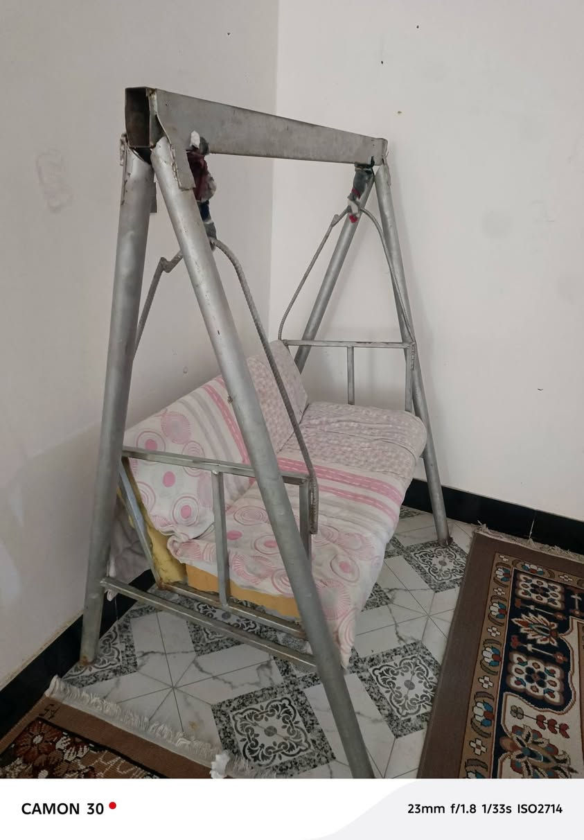 مرجوحه حديد للبيع ب (٥٠) وبيها مجال ***********
