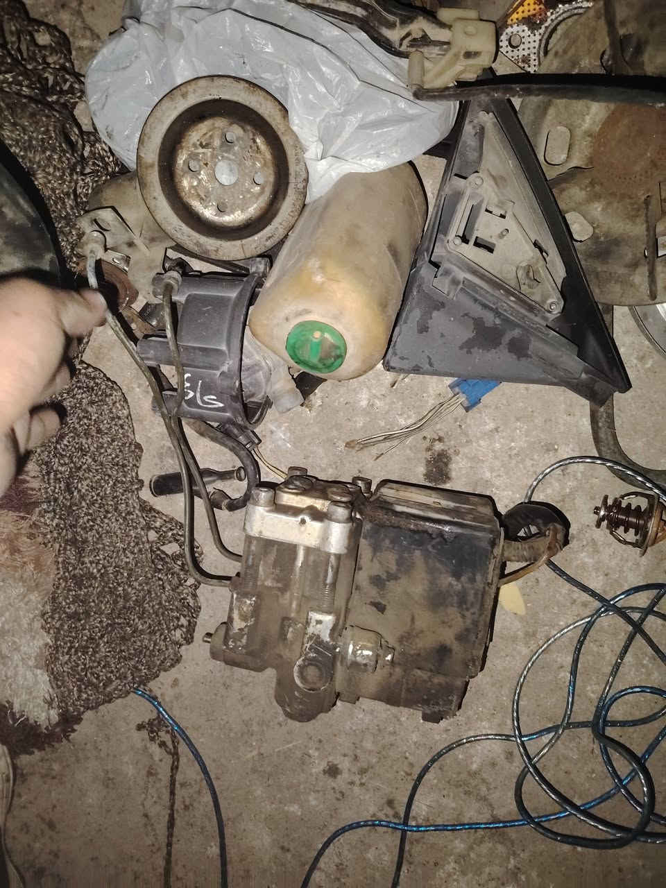 السلام عليكم شباب عندي غراظ للبيع مال اوميكه ومال اوبل سيناتور  جعمقه مال ستيرن وكسل وكير ومحرك كامل هوه وتفرعاته وظفيره وعقل ويرفلو و دعاميه خلفي ستيرن كامل  وهاذ رقمي *********** خابر وتدلل
