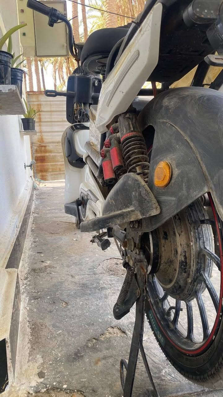 سلام عليكم دراجه شحن للبيع الماهر دراجه خمس بطاريات فول بيهة الصندوك شويه مكسور تفاصيل***********
