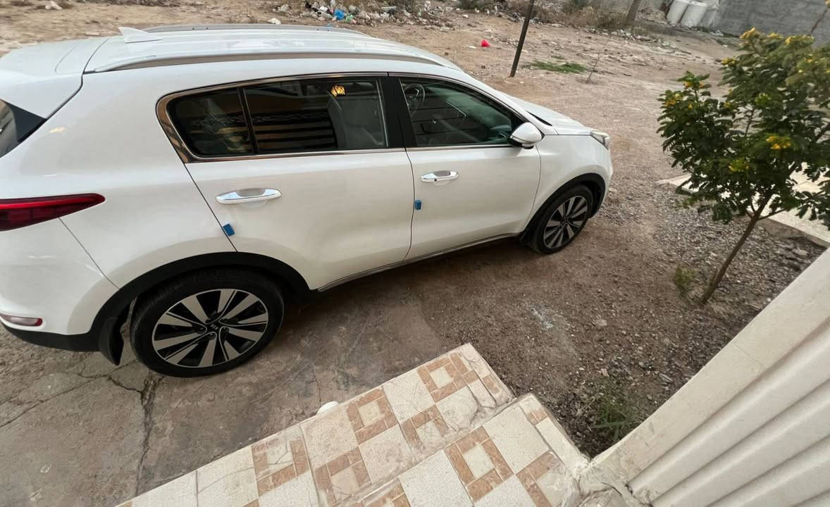 السلام عليكم كيا اسبورتج 2017 خليجيه السيارة بصمه. شاشه الأصليه. كامره دواره. نفيكيشن . تحكمات جهتين كشنات جلد. السياره بيها باب خلفيه صبغ فقط كير ومكينه كفاله للأستفسار ***********
