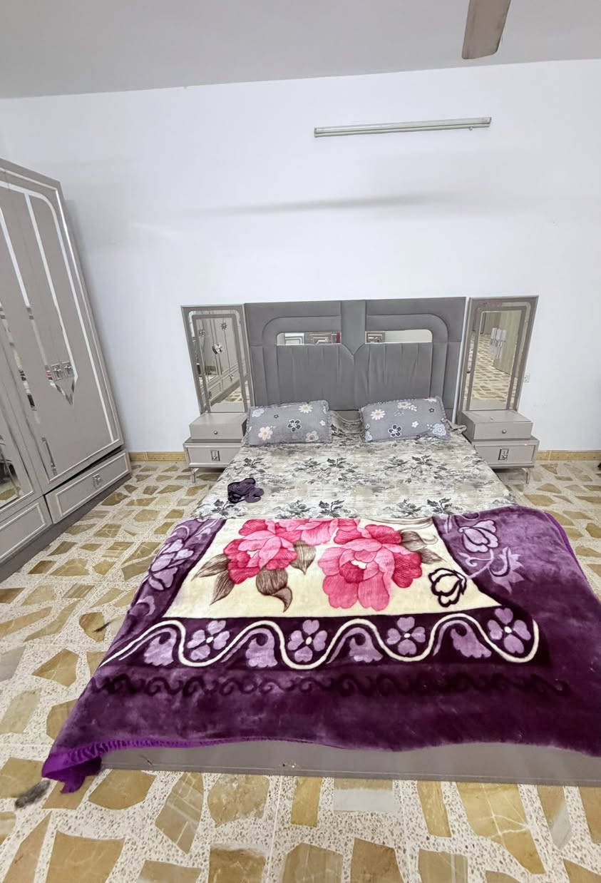 غرفة نوم ٧ قطع للبيع في كركوك 
مستخدمه مدة سنه واحدة 
خشب mdf تركي ضد الحرارة 
الأثاث كله بحالة جيدة إلا جرار الخزانه مفصوخ من المسمار بس اعادة تشكيل 
تحتوي على 
كومديات ٢ 
شازلون 
سرير 
كنتور ٤ أبواب 
كنتور ملحق 
ميز مراية
طابورية 
مراية  
ادراج عامودية عدد ٤ 

سعر العرض :    ١،٤٠٠،٠٠٠ دينار عراقي و قابل للتفاوض 
الاتصال على رقم : ***********
