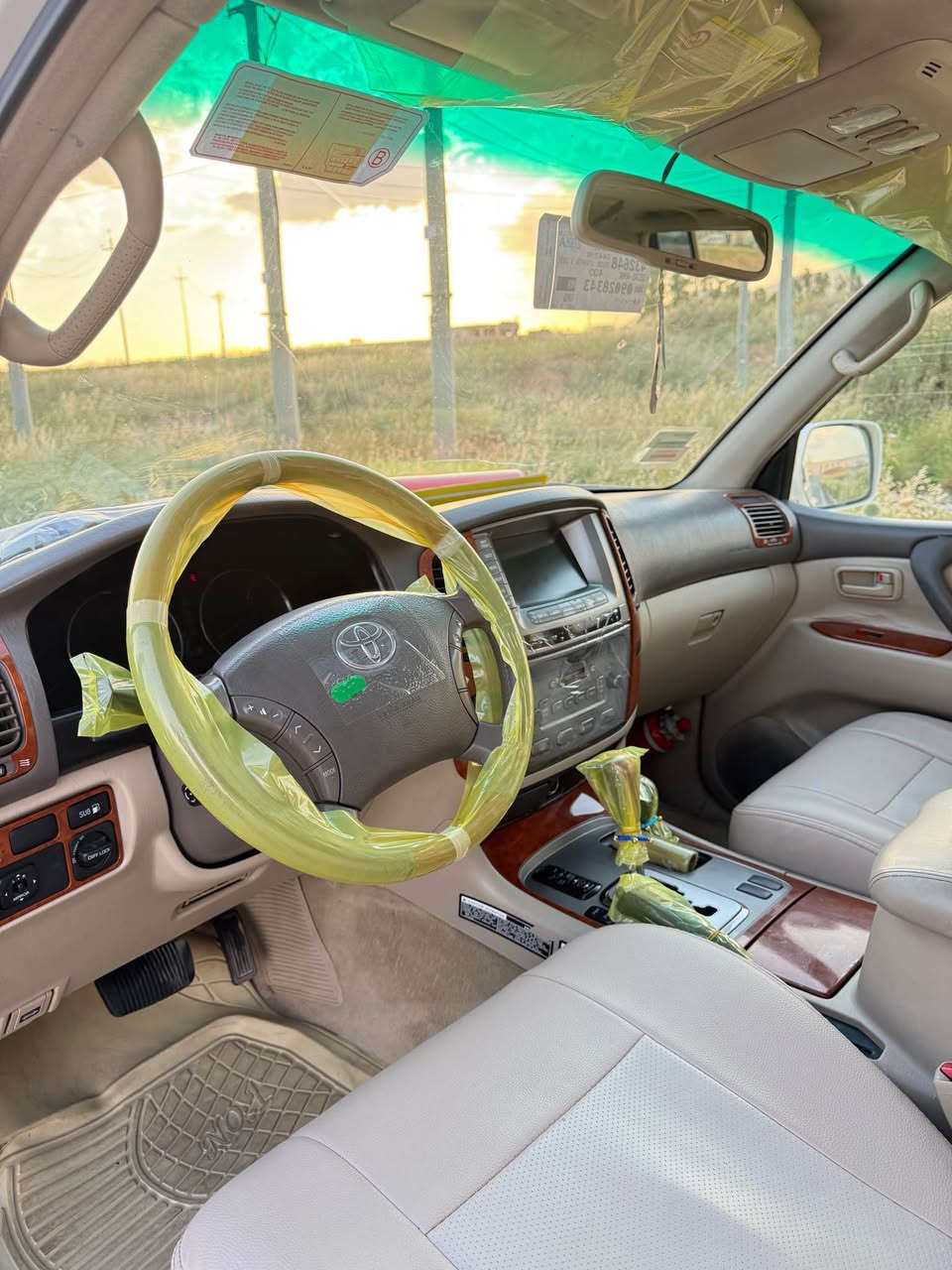 سەرەتا بەناوی خوداتۆیۆتا لاندکرۆزەر مۆدیل ٢٠٠٧ 
مواسفات ليگزز Vxr ی 8 پستۆن 
سەیارەکە قەپات قەپات مواسفاتى جه گ و وينجه 
سلاید ناوزەرد تۆماتیک دیفلۆک شاشە ليگزز سى  ریز کوشن ناو فۆرمیکا سەلاجەگيچ زينون  زۆر مواسفاتی تر سەیارەکە رەقەم یەک جوان و خاوێنە نمونەی جوان و خاوێنیە بى بوياغ بى ته عديل ته نها ٤ په نجه كارتيكى بچوكى هه يه  ماباقی هیچی پێوە نیە هيچ مواسه فاتيك نيه تياى نه بيت و ئيش نه كات فول فوله زۆر رێک و خاوێنە حسابى سفرى بوبكه گیر و مەکینە و اکسل بەشەرتە سه نه وى و ره قه مو ژينگه ى هه موى نوييه ره قه م هه وليره 
سعری ٢٥٣  وەرەقە و مه جاليكى برايانه 
*********** 
vaibar +watsapp كويسينجاك, أربيل
