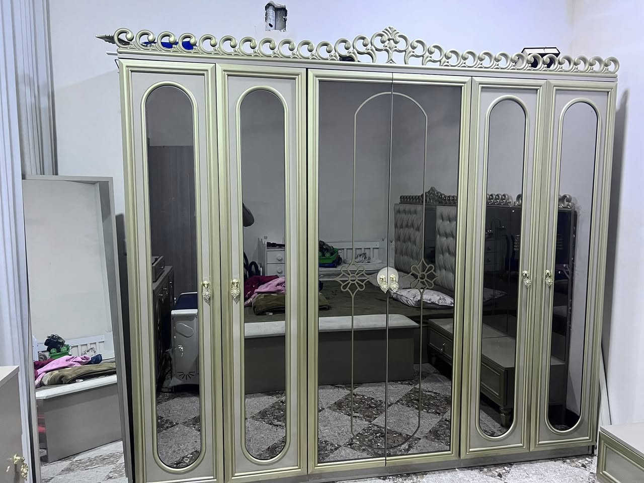 غرفة نوم تركي 8 قطع نظيف من اي كسر او شخط 
سعر 500الف شامل نقل وشد داخل كركوك
***********
