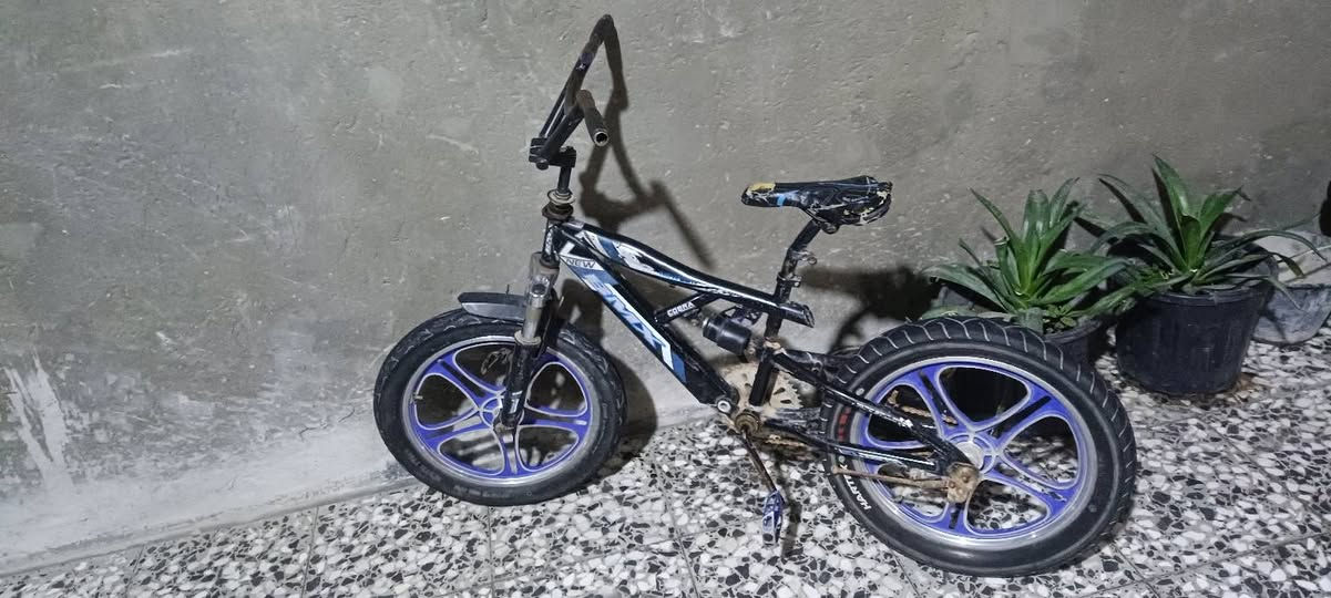 بايسكل للبيع حجم عشرين ابو دبلات وبريك بي ام اكس مابيه اي عيب *********** شهداء شارع البرج سعر 45
