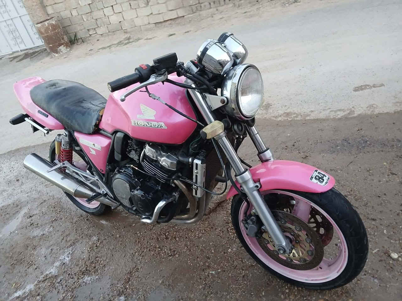 للبيع سيبي 400 محرك فول كهربائيات كلهه شغاله 
دراجه بدون نقص سعر 1150.       *********** مكان الفلاحات
