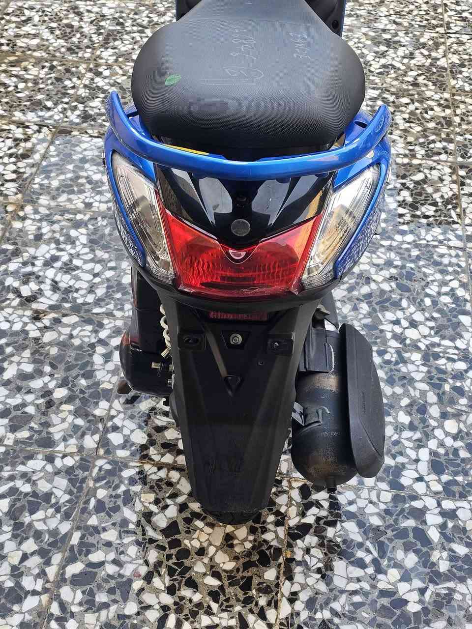 السلام عليكم اكزز زت حديث موديل 2016 ماشية 7 الاف يعني زيرو نوزل ونظام ايكو انسى صرف البانزين دراجة اقتصادية وناعمة كلش ما تسمع صوتهة شلعة ومعدل اوراق كاملة ما مفتوح بيهة برغي مكاني بغداد الحسينية رقم ***********
