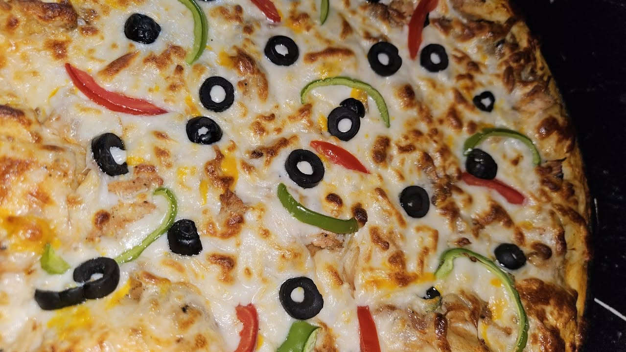 البيتزا اختصاصنا
🍕🍔🔥 الجوع؟ خلّه علينا!
ألذ بيتزا، أطيب بركر، وأشهى صاج… كله يوصلك لحد باب بيتك بسرعة. 🚚
✅ طعم يرد الروح
✅ مكونات طازجة
✅ توصيل سريع 
لا تتعب نفسك بالطلعة، اطلب وإحنا نوصل لك وين ما تكون. ❤️
📞 للحجز والطلبات: [رقم الهاتف]***********
📍 خدمة توصيل يومية
