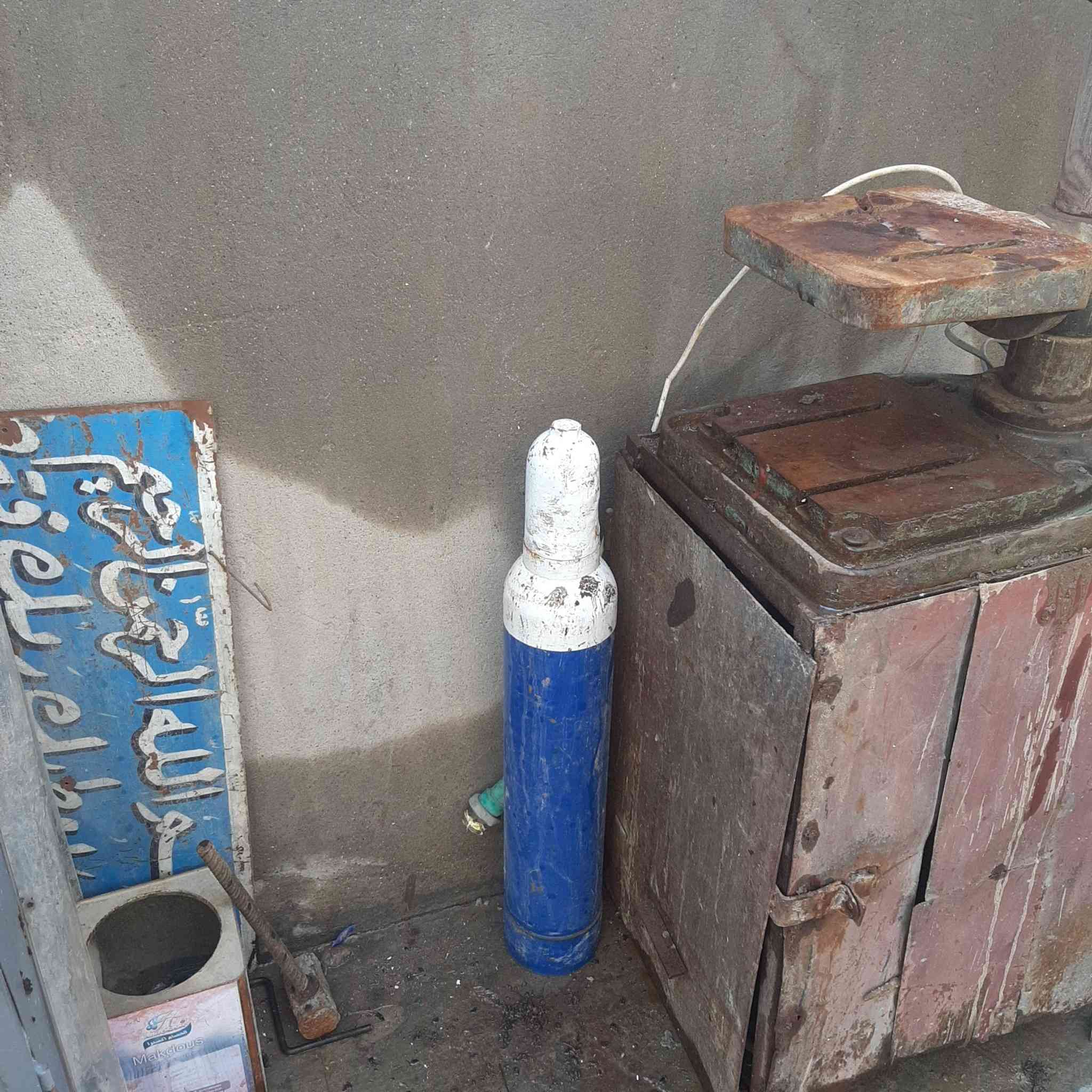 السلام عليكم 
عندي مكينت لحيم ودرين ثابت مولدات ٢ بطل وكسجين 
مكص مال بليت يدوي جيهتين 
جه تثقيب  عده مال تورنه 
لمازات كامله 
سعر مليون ٧٠٠ بيهن مجال حك جيه
مكاني بغداد  ناحيه الوحده 
لستفسار ***********م
