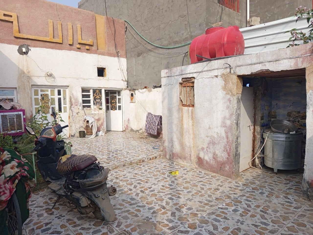 السلام عليكم
للبيع مشتمل طابوصرف مساحه ١٢٥م تبليط كهرباء مولد مجاري جميع الخدمات متوفره وجيران محترمين الموقع نهايه حي العسكري المسمى حي البدو سابقآ  السعر٥٢مليون بي مجال قليل للأستفسار *********** بأسمي.
