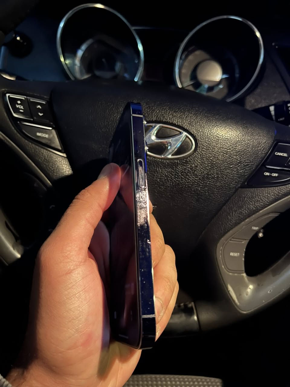 السلام عليكم ايفون 14 برو فقط ذاكرة 128 بطاريه 82 الجهاز عل وضع الشركه ممفتوح ولامبدل بي شي الجهاز كلش نضيف بلصور مضلوم سعر الجهاز 650 وبي مجال 
مكاني بغداد حي الاعلام 
رقم الهاتف ***********
