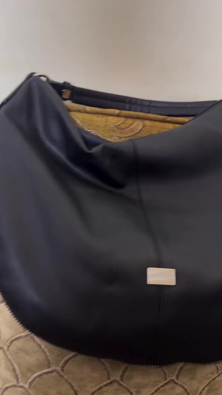 السلام عليكم عندي هذني ملابس كباري للبيع ملبوسات مره وحده وجنط وياهن جدد وجلد يجنن
الجنط وحده على 10

والعبايه ام الدكم السوده سعرها 25 مع التوصيل جديده ماملبوسه والله العظيم

البشت ابو الدانتيل ب 50 مع التوصيل

البشت الكاكاوي ب 25 مع التوصيل يلبسون من قياس 52 قياس ثلاث اشبار و4 اصابع تقريبا

والطول 133


**إذا كنت صاحب هذا الإعلان وتريد حذفه لأي سبب، رجاءا أرسل رسالة إلى الدعم الفني**