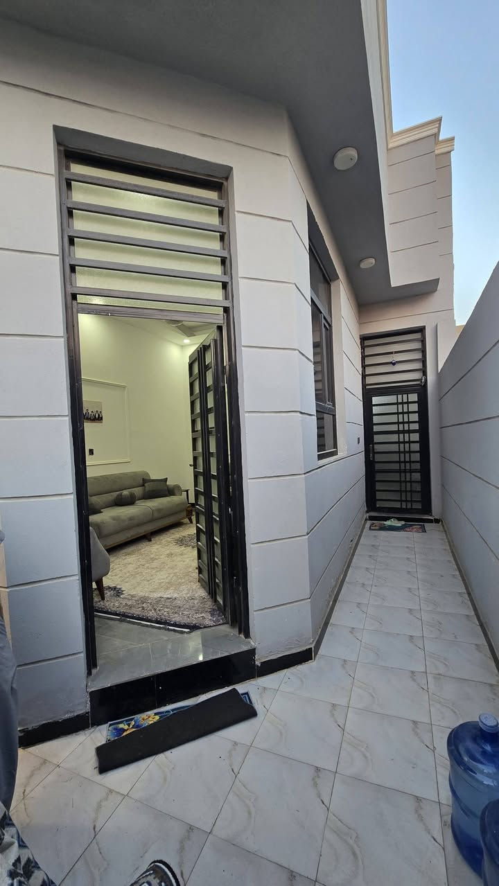 ⭕ بيت للبيع طابو زراعي سند 25 )(مشمول تطويب خدمات تبليط_)
⭕️المساحة 100 شارع 15
⭕️العنوان الدار  / التقية الثالثة _ داخل مجمع الروان النموذجي 
⭕️بناء البيت 2025
⭕️بناء  مسلح 
—————————————
           تـــفـــاصـــيـــل الـــدار 
(كونكريت مسلح )
⚜️ غرفة
⚜️صالة 
⚜️استقبال
⚜️مطبخ 
⚜️مجاميع صحية 
⚜️طارمة  
ــــــــــــــــــــــــــــــــــــــــــــــــ

للأستفسار أتصال حصراً*********** واتساب مراجعه مكتب 🏢 العاصمة للعقارات والمقاولات العامه العنوان ام الخيل ساحه الاحتفالات قرب البلديه الجديده***********
