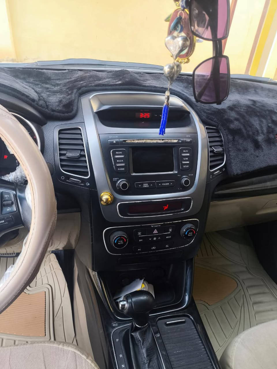 السلام عليكم
سورنتو موديل 15
خليجي 
بيها تبديل جامرلغات أمامي وبنيد 
محرك 6  سلندر
ماشيه 130
قطع تبريد 3
رقم ديالى بسمي
مكان السيارة ديالى 
الاستفسار 
***********
***********
