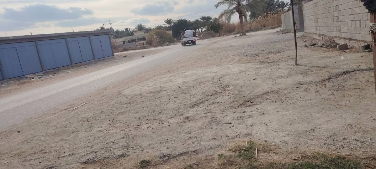 السلام عليكم بيوت عدد اثنين
مع مشتمل للبيع في حي رشيد قريب علئ مستشفئ الامام علي (ع) 
المساحه الكليه 1400 متر كافة الخدمات متوفره 
اساله كهرباء مولد تبليط مدرسه قريبه
موقعه تجاري يصلح محلات مع محطه ماء  مع مساحه فارغه غرف عدد اثنين 5_4 مضيف 8_4 مطبخ كله سراميك وسقف ثانوي 4_4 هول 10_4 البيت الثاني نفس الغرف بس مابي مضيف مطبخ خارجي مجمع صحيات وحمام خارجي الاستفسار على هاي الارقام      ***********  ***********
