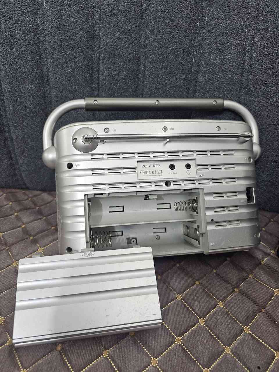 السلام عليكم
راديو عدد٢ روبيرتس شغال وكامل ونظيف باتري وكهرباء وؤكتب اسم الاذاعة والثاني سانجين ايضا باحث كانةشغال سابقا...
هسه بس الشاشه شغاله يعني عاطل
بس هو جهاز نظيف وشكل مميز ايضا كهرباء وباتري رايدهن الاثنين
٧٠ الف دينار مكاني بغداد ..


**إذا كنت صاحب هذا الإعلان وتريد حذفه لأي سبب، رجاءا أرسل رسالة إلى الدعم الفني**