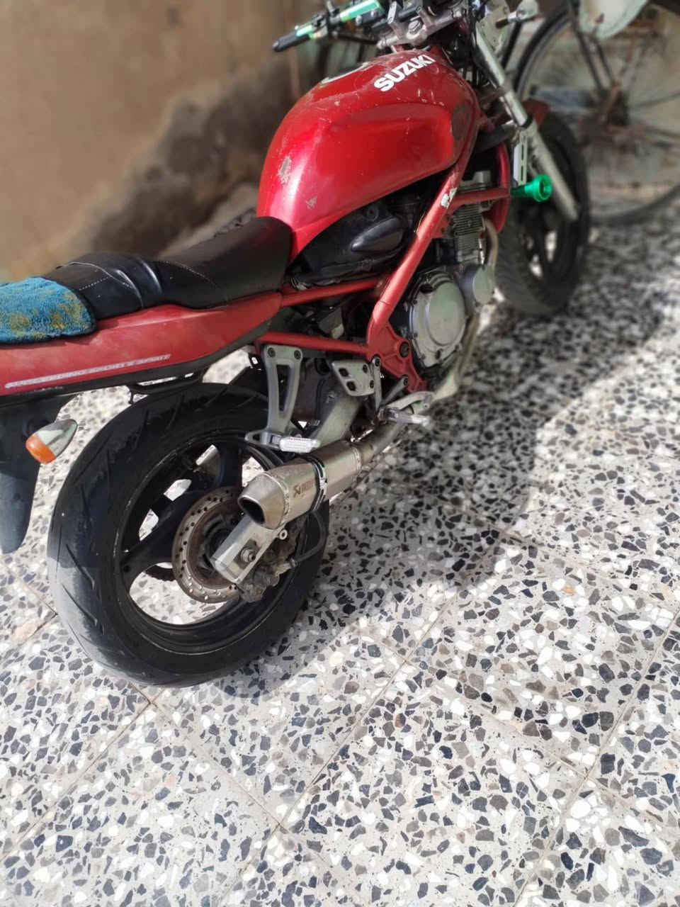 السلام عليكم دراجه للبيع كفاله عامه دراجه شلعه ومعدل دراجه كله جديده كامله اوراق اصولي السعر 800وبيه مجال ***********
