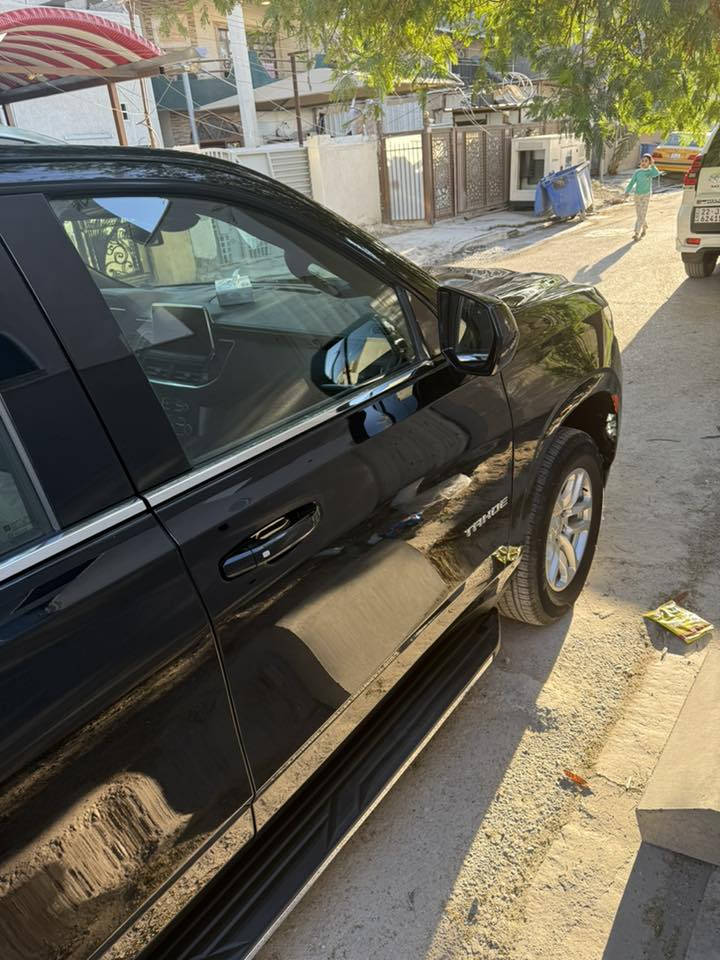 السلام عليكم ورحمة الله وبركة 

 
تاهو ٢٠٢٤LT وكالة المنصور السيارة مكفوله  

8
𝑉
8
 سعة 6.2 لتر بقوة 420 حصان

مصابيح أمامية LED
 مصابيح نهارية.
باب خلفي كهربائي.
حامل سقف مطلي.

شاشة عدادات قيادة.
نظام صوتي فاخر من Bose.
ثلاجة كونسول مركزي.

نظام تنبيه الاصطدام الأمامي والفرملة التلقائية.
مراقبة المنطقة العمياء (Side Blind Zone Alert).
تنبيه حركة المرور الخلفية.
حساسات أمامية وخلفية وكاميرا رؤية خلفية.
نظام البقاء في المسار مع تحذير الخروج منه. 
العنوان:بغداد الدورة 

للتواصل :***********
