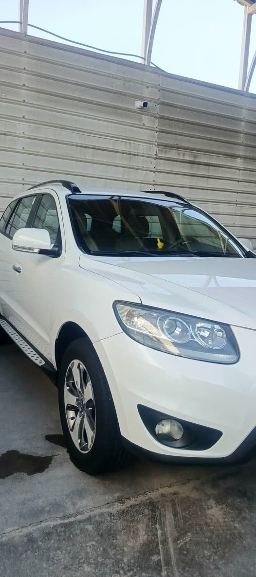 السلام عليكم
سنتافيه 
2012
الون :ابيض 🤍
محرك :6سلندر مفتوح نص مكينه وحالياً مكينه خير من الله 
خليجيه 
بدون قطره صبغ 
رقم بغداد انكليزي باسمي 
بدون بارد بدون شخوط 
مواصفاتها معروفه 
شاشه 
تحكمات ستيرن
قطعتين تبريد 
مري كهرباء وشاير بل مري 
وبعد مواصفات السنتافيه المعروفه 
للاسفسار اكثر 
اتصل :***********
