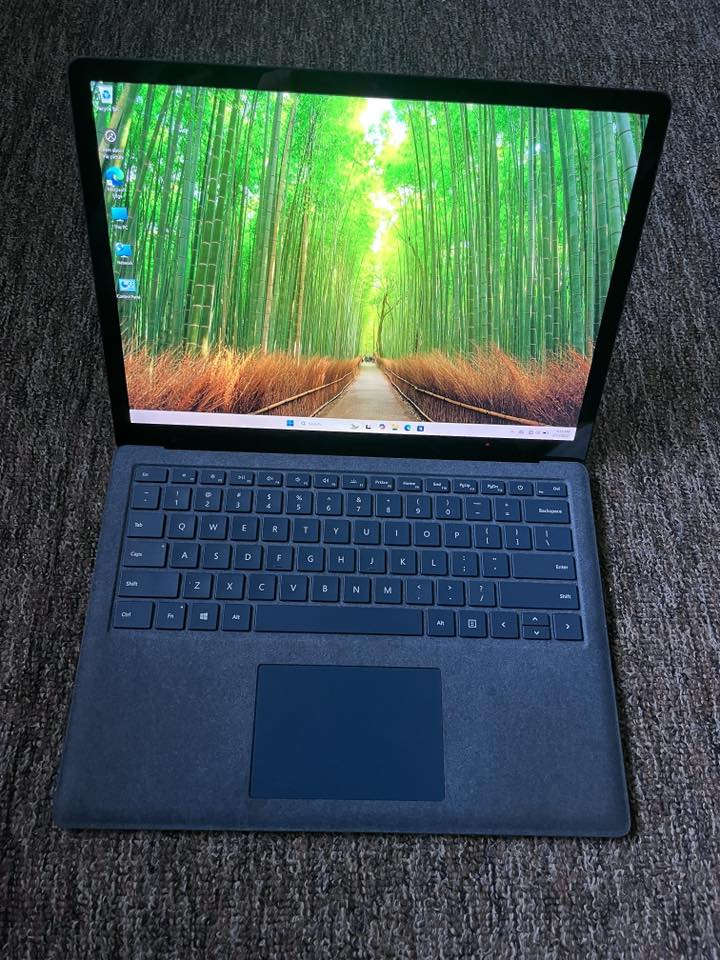 �💻 للبيع – Microsoft Surface Laptop 1769 – الجيل السابع 💻🔥
جهاز عملي وأنيق من فئة السرفيس، مناسب للعمل والدراسة والاستخدام اليومي 👌فوول لمس 🔥🔥🔥

✨ المواصفات:
🖥️ شاشة لمس 13.5 بوصة PixelSense بدقة 2256×1504 – ألوان واضحة وتفاصيل دقيقة
⚙️ معالج Intel Core i5 الجيل السابع – أداء مستقر وسلس
🧠 رام 8GB – تعدد مهام بدون تهنيج
💾 SSD 256GB – سرعة إقلاع وفتح برامج ممتازة
🔊 صوت نقي وواضح جداً مع سماعات ستيريو مميزة
🎨 تصميم فاخر وخفيف الوزن – سهل الحمل والتنقل

📦 الجهاز مع الكرتون الأصلي
⚠️ ملاحظة: الجهاز بدون شاحن

💎 خيار مثالي لمن يريد جهاز خفيف، سريع، وشاشة لمس بدقة عالية
🔥 أداء عملي + شاشة مذهلة + تصميم راقي بسعر مناسب

للاستفسار والحجز راسلني �


**إذا كنت صاحب هذا الإعلان وتريد حذفه لأي سبب، رجاءا أرسل رسالة إلى الدعم الفني**