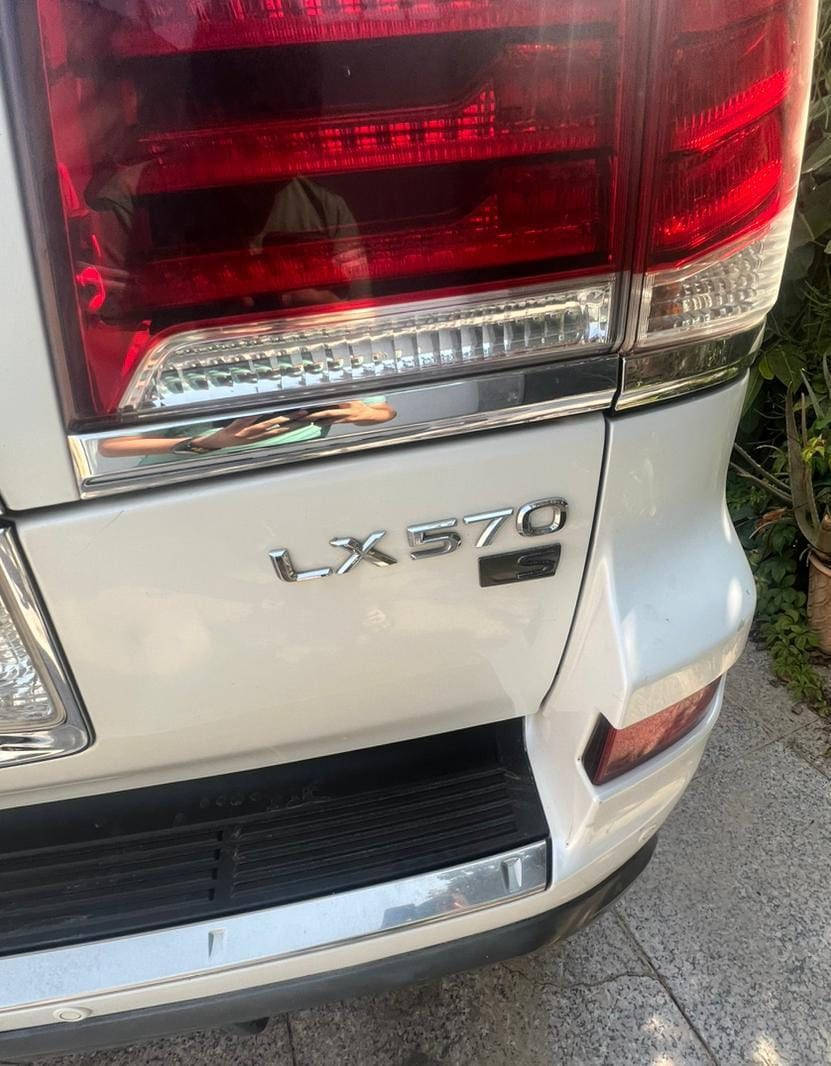 لكزز Lx570 2013 خليجي
لون ابيض سبورت داخل بيجي 
كامل مواصفات
مع رادار امامي للتوقف الذاتي
اي نقص مابيها نهائياً 
جكات تصعد وتنزل 
الكير والمكينه والتبريد والحدادية كلها مكفوله ومابيها اي مشكلة
 مابيها صبغ
فقط الدعاميه الاماميه لان صار بيها شخوط وصبغناها،
وبارد بسيط ومصلح تصليح درجه اولى بحيث ممبين اصلا
مكان السيارة بابل 
الأستفسار الاتصال برقم ***********
