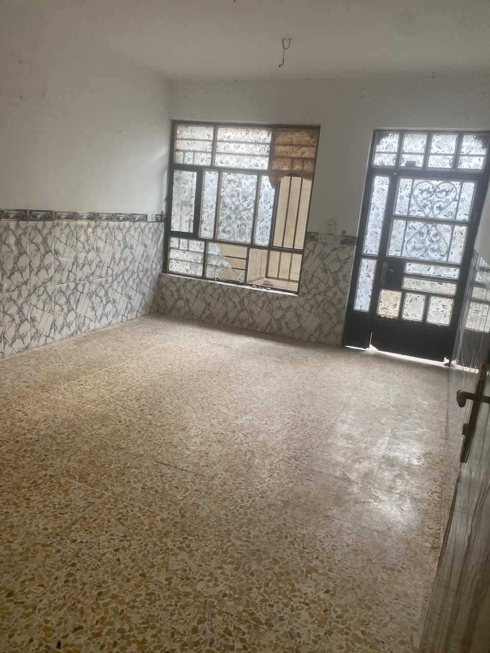 للبيع 100 متر  حي السلام طابق واحد كامل من كلشي وخدمات كامله بناء بلوك قريب ع مدرسة الاسوار تبليط مجاري كلشي موجود استفسار اكثر 
***********
