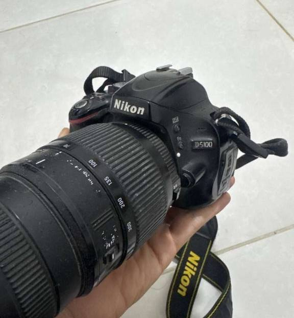 كامره 5100  بيها عدسة 70 300بيها اوتو فوكس و مانيول فوكس تگدر تعدلهن براحتك وسعر 325بيه  مجال ***********
