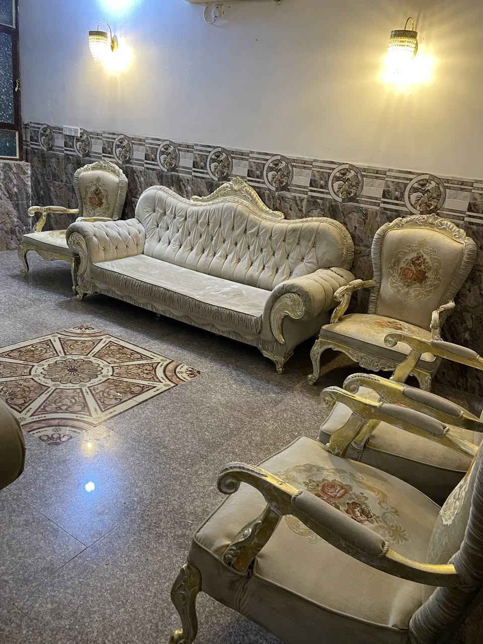 سلام
بنات عندي هاذا التخم مستعمل فتره بسيطه اريد ابيعه بسبب الانتقال تخم يخبل 10 مقاعد  قنفات ثنين كبار وكراسي عدد4  مابي اضرار اذا تحبون تعالو وشوفو قبل لتاخذو  اريده600 وبي مجال بسيط الي يريده يراسلني خاص


**إذا كنت صاحب هذا الإعلان وتريد حذفه لأي سبب، رجاءا أرسل رسالة إلى الدعم الفني**
