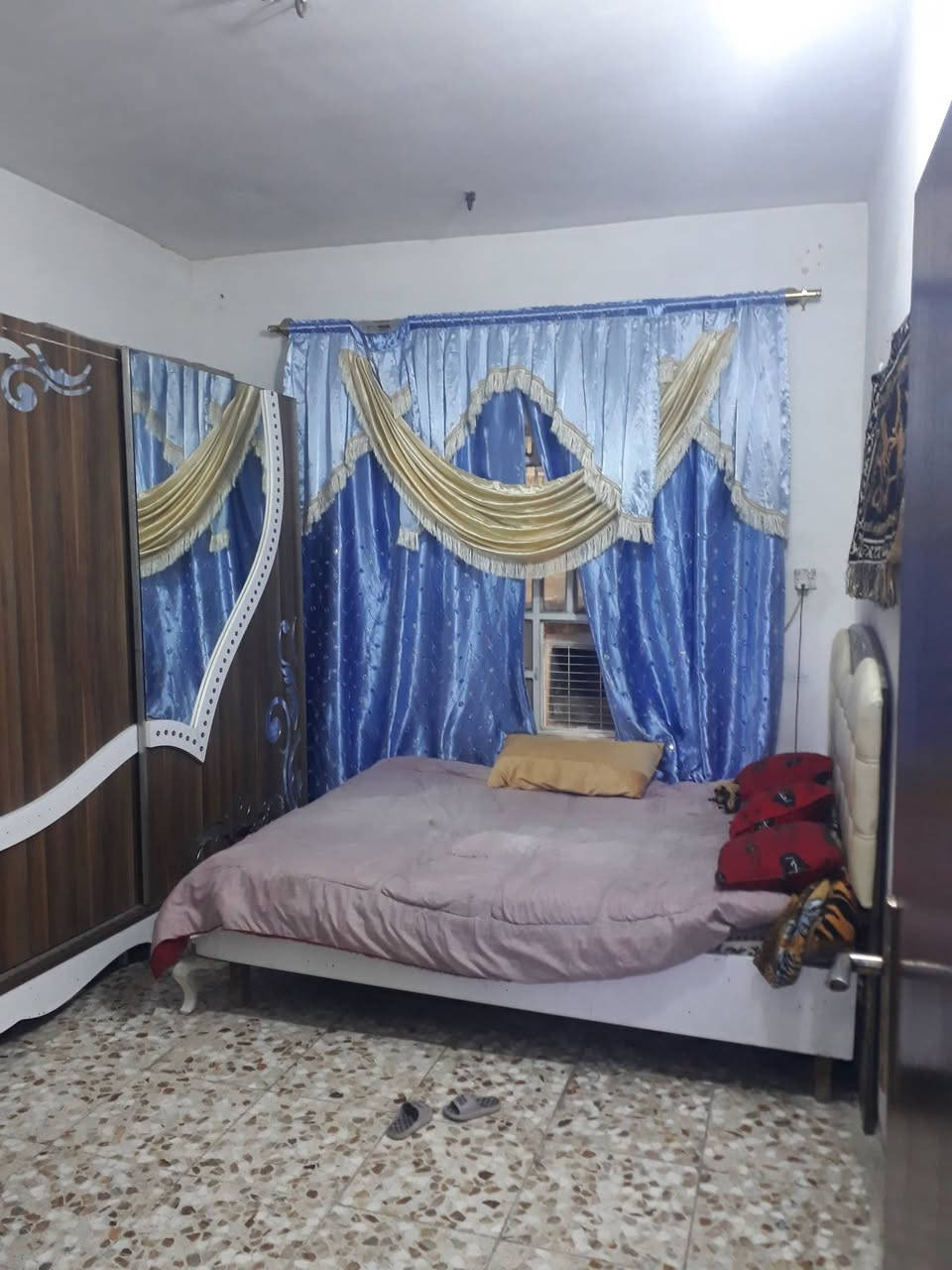 السلام عليكم ..دار طابقين كامل جنس الارض طابو صرف زراعي وكاله
عنوانه الزعفرانيه زراعي حي الزهور زراعي ناظم الطيب 
ماء ٢٤ ساعه 
مجاري 
كهرباء 
باقي ٧ ايام ويدخل الاكساء للشوارع
الدار مكون من طابقين ٦ غرف نوم واستقبال وصاله ومطبخ وكراج يسع سياره للتفاصيل اكثر الاتصال ***********
