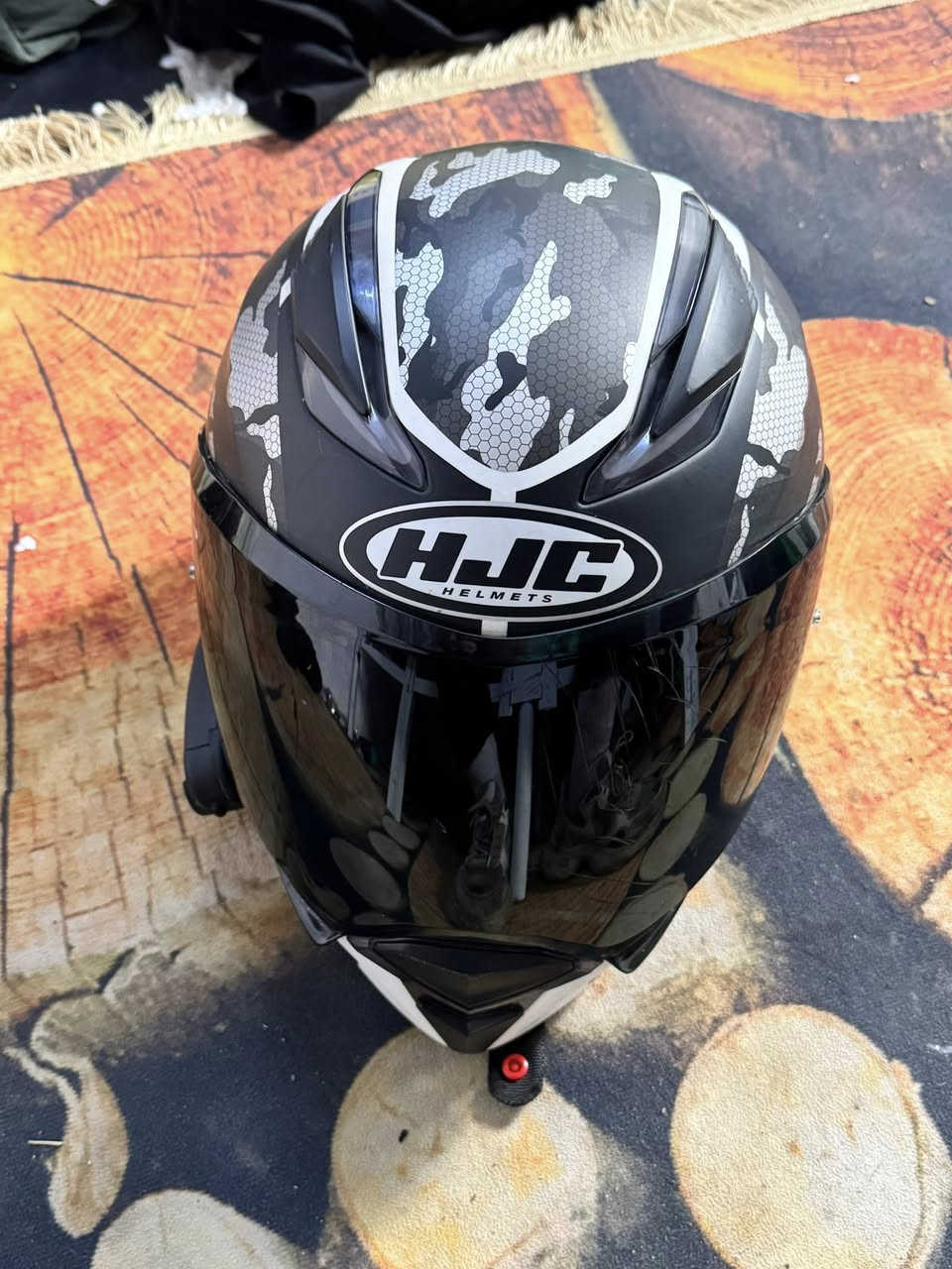 سلام عليكم خوذه HJC f70اصليه نضافه 98‎%‎ ستعمال قليل وياه جامات 2 شفافه ومضلل السعر 350الف وبيه مجال مكاني بغداد حي العامل ***********
