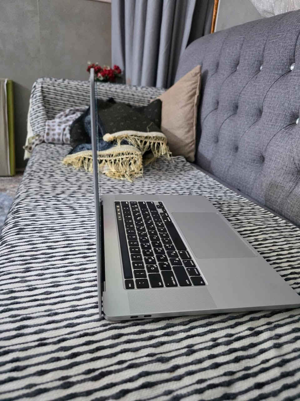 ماك بوك برو 
معالج i9 9980HQ 
رام 16g ddr4 
هارد m.2 1tb 1000g 
كارت شاشة 6g amd 
حجم شاشة 16inch 4k hdr10 
جهاز نظيف 100/100 
مع شاحن اصلي و جنطة 
سعر 825 الف فقط 
رقمي *********** 
مكاني بغداد البياع حي التراث
