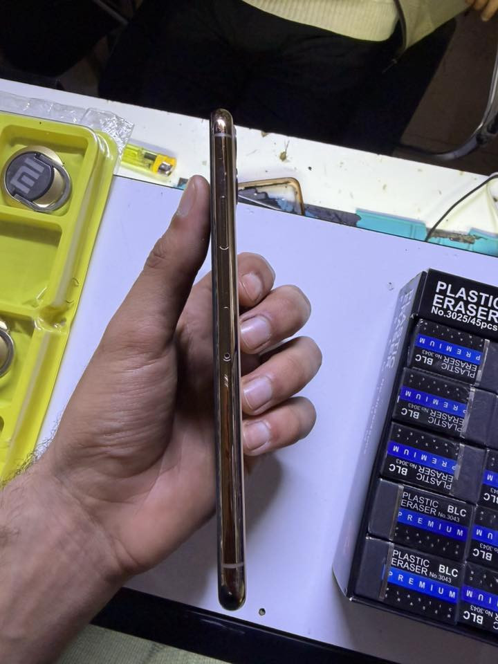 السلام عليكم ايفون 11 برو ماكس ذاكره256 بطاريه 75 الجهاز نضيف مابي اي شخط مبدل بي سماعه مال اتصال و ع اثرها وكف الفيس ايدي الباقي كله بلادي 
السعر 300 وبي مجال مكاني ديالى قضاء دلي عباس 
اتصال او واتساب ***********
